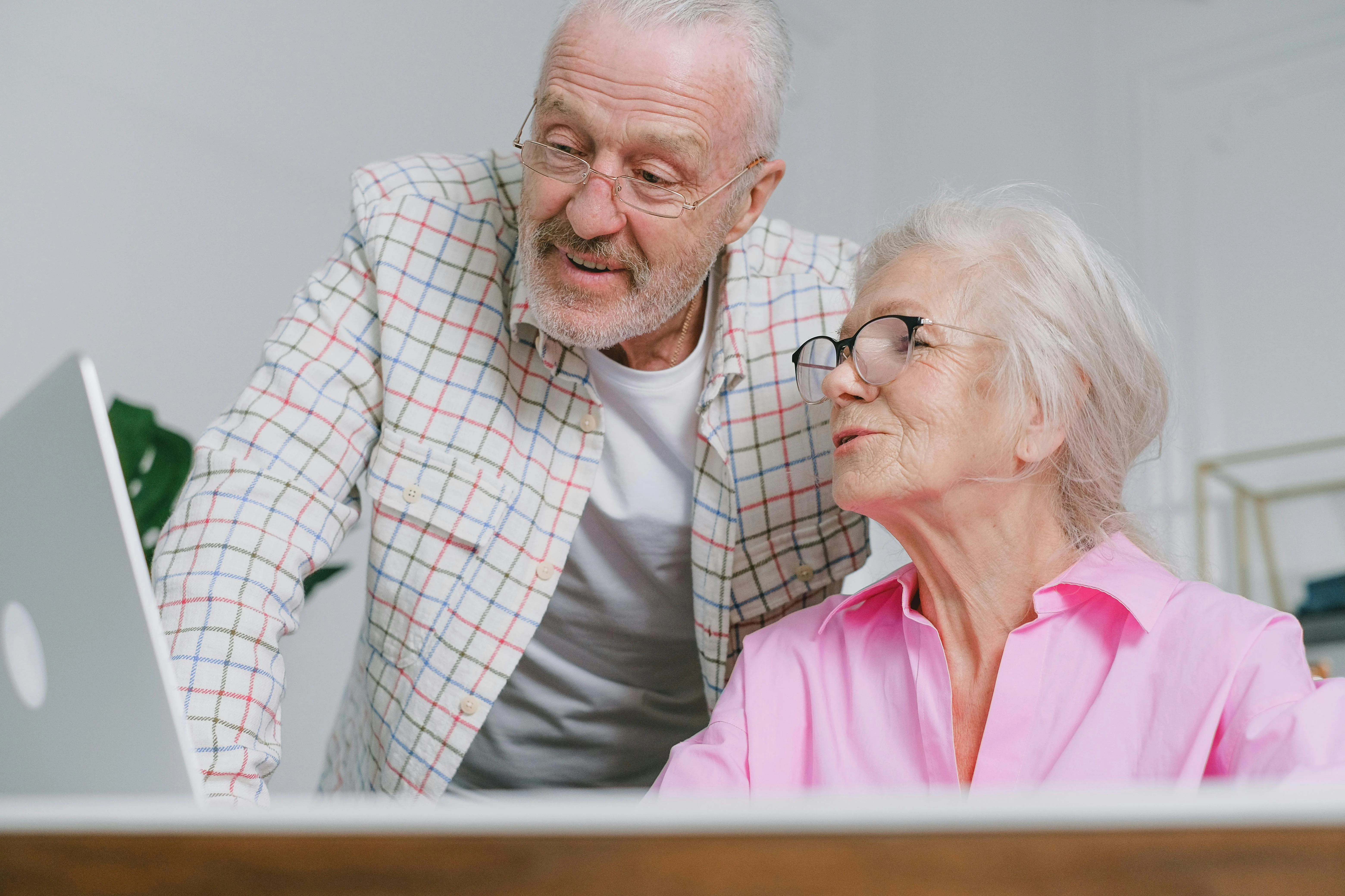 Pareja de adultos mayores con tablet